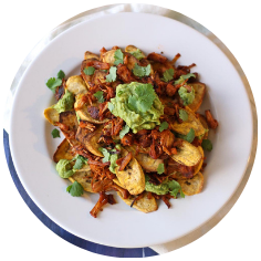 assiette avec plat de jacquier méditerranéen, nachos