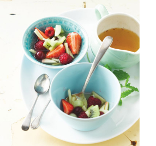 Obstsalat und Sommersuppe mit Pastis