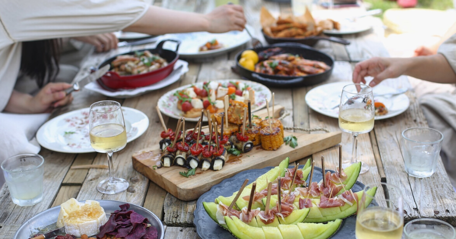 tafel met zomerse gerechten salades vlees