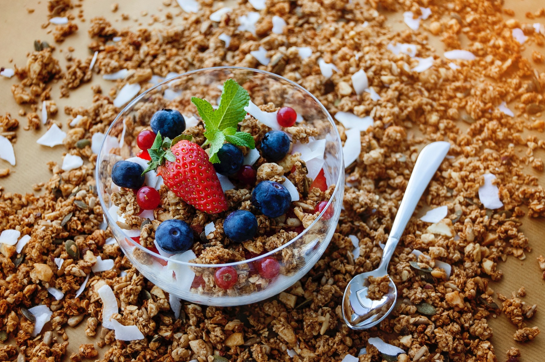 Bio-Kokosblütenzucker über ein gesundes Frühstück gestreut